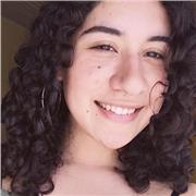 Estudiante universitaria que tiene dominancia del inglés intermedio, que ofrece conversaciones y enseñanza de inglés a niños con nivel básico